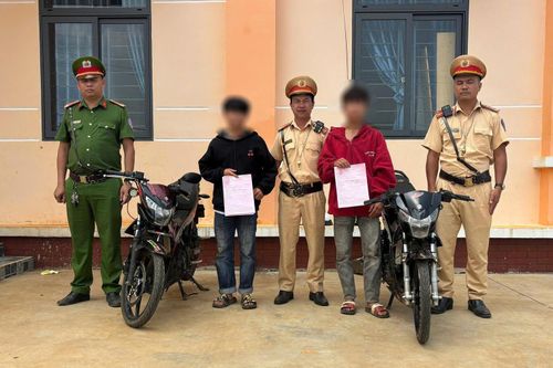 Công an xã Quảng Tân xử lý 2 trường hợp thanh niên điều khiển xe mô tô vi phạm.