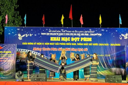 Văn nghệ chào mừng khai mạc
