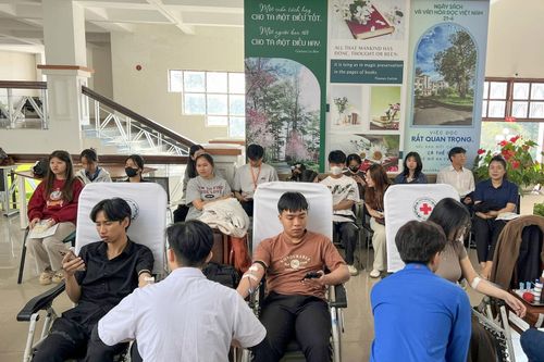 Đông đảo sinh viên tham gia hiến máu tình nguyện