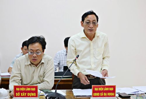 Đại diện lãnh đạo UBND xã Đạ Huoai báo cáo tiến độ thực hiện công tác giải phóng mặt bằng tuyến cao tốc đi qua địa bàn