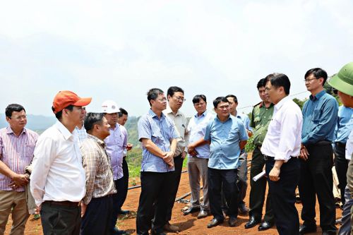 Đoàn đã kiểm tra thực địa các vị trí thi công tuyến cao tốc