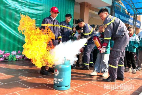 Cán bộ Phòng Cảnh sát phòng cháy, chữa cháy và cứu nạn, cứu hộ (Công an tỉnh) hướng dẫn học sinh trên địa bàn phường Đồng Văn thực hành sử dụng bình chữa cháy.