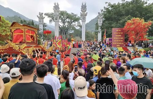Rước kiệu tại lễ hội Tây Thiên.