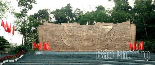 Bức phù điêu Bác Hồ nói chuyện với cán bộ, chiến sĩ Đại đoàn Quân Tiên Phong.
