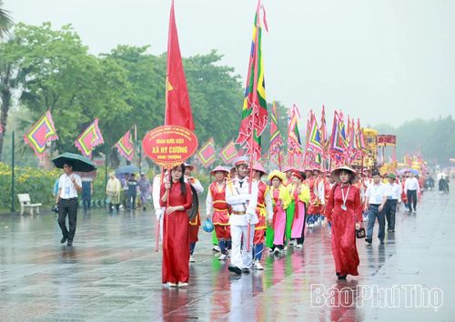 Đoàn rước kiệu của xã Hy Cương.