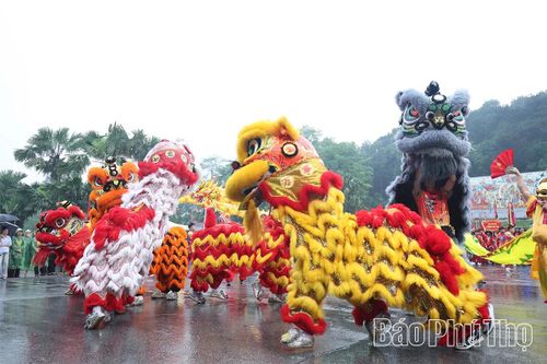 Màn biểu diễn múa lân sư rồng đặc sắc tại chương trình.