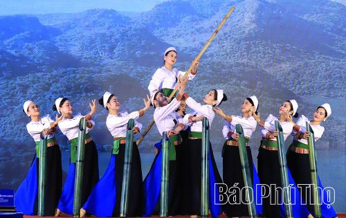 Đồng bào dân tộc Mường luôn gìn giữ và phát huy bản sắc văn hóa dân tộc.