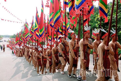 100 thanh niên tượng trưng cho con cháu Lạc Hồng tại buổi tổng duyệt.