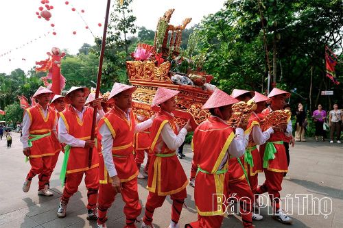Đoàn kiệu rước lễ vật luyện tập phục vụ cho buổi lễ chính thức.
