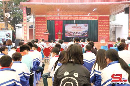 Tuyên truyền về tác hại của ma túy trong trường học tại xã Muổi Nọi.