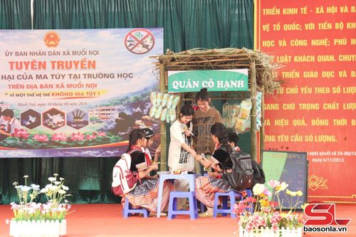Học sinh Trường TH - THCS Bon Phặng tuyên truyền về tác hại của ma túy qua tiểu phẩm.
