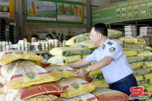 Cán bộ Đội Quản lý thị trường số 6 kiểm tra mặt hàng nông nghiệp trên địa bàn xã Sông Mã.