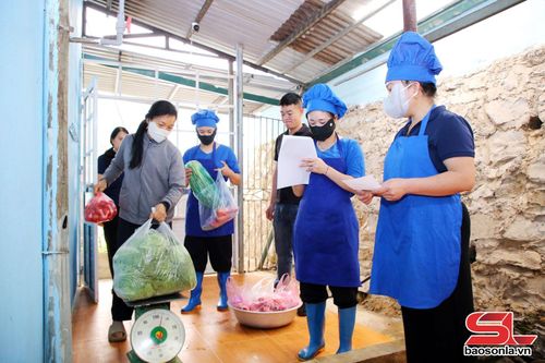 Quy trình tiếp nhận thực phẩm tại Trường Mầm non Chiềng Cọ có sự giám sát trực tiếp của ban giám hiệu và phụ huynh học sinh.