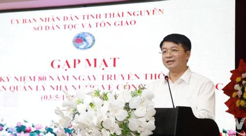 Đồng chí Phó Chủ tịch UBND tỉnh Nông Quang Nhất phát biểu tại buổi gặp mặt.