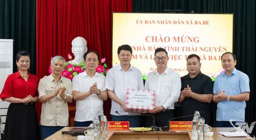 Lãnh đạo Hội Nhà báo tỉnh Thái Nguyên tặng sách, báo, tạp chí cho xã Ba Bể. 