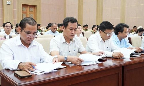 Các đại biểu tham gia hội nghị quán triệt nghị quyết
