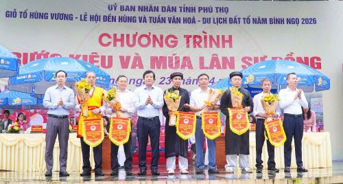Các đại biểu tặng hoa và cờ lưu niệm cho các đội kiệu của các xã tham gia chương trình.