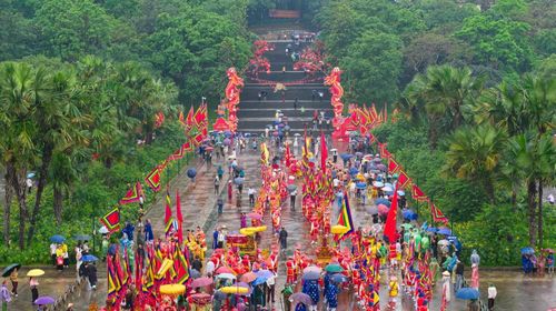 Lễ rước kiệu có sự tham gia đông đảo của người dân và du khách