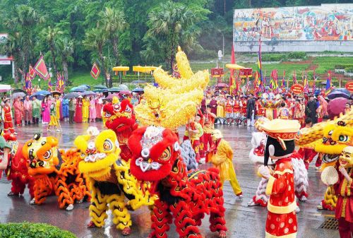 Các màn biểu diễn lân sư rồng, múa dân gian xen kẽ đã góp phần làm sống động không gian lễ hội