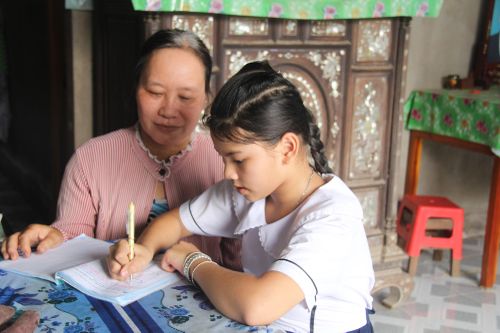 Chị Lệ dạy con gái học trong căn nhà xuống cấp, hoàn cảnh rất khó khăn.