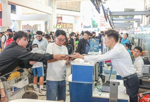 Hành khách làm thủ tục tại Cảng hàng không quốc tế Nội Bài.