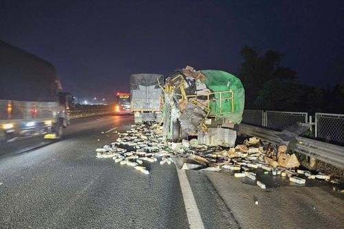 Hiện trường vụ ô tô tải tông xe đầu kéo (đang dừng trên làn khẩn cấp) qua xã Hồng Vân, TP Hà Nội khiến một người tử vong rạng sáng 21/4.