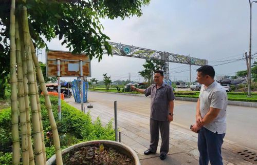Ông Lâm Thanh Hà, Phó trưởng phòng Kinh tế xã Tam Đảo (đeo kính) xác định quản lý đất đai và trật tự xây dựng là nhiệm vụ trọng tâm.