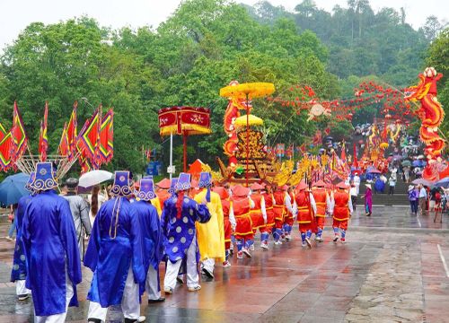 Lễ rước kiệu về Đền Hùng của 4 xã vùng ven Khu di tích gồm: Hy Cương, Lâm Thao, Vân Phú, Xuân Lũng tri ân công đức các Vua Hùng và các bậc tiền nhân đã có công dựng nước
