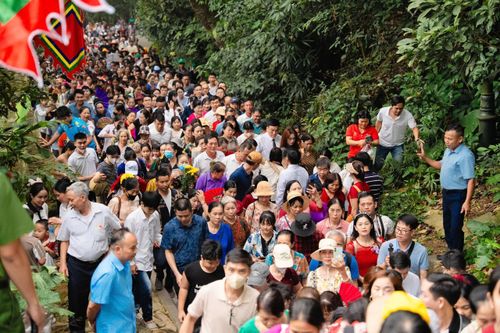 Những ngày đầu tháng 3 âm lịch, đã có hơn 9 vạn lượt người dân và du khách hành hương đến Khu Di tích lịch sử Đền Hùng