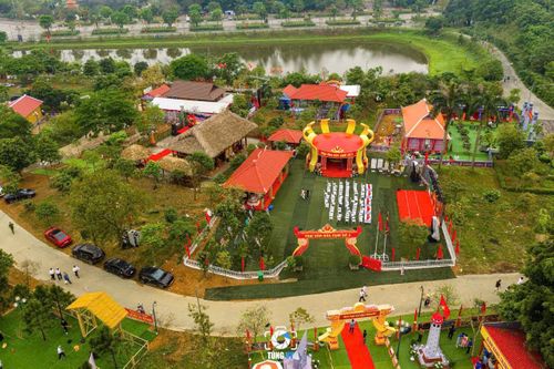Trải nghiệm Hội trại văn hóa Đền Hùng, du khách như lạc vào một “ngôi làng đa sắc” dưới chân núi Nghĩa Lĩnh, nơi hội tụ vẻ đẹp văn hóa đặc trưng của đồng bào Đất Tổ
