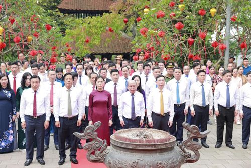Các đại biểu dâng hương tưởng niệm Đền thờ Tổ Mẫu Âu Cơ - Khu di tích lịch sử Đền Hùng