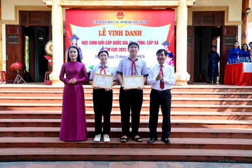 Lãnh đạo Đảng ủy, UBND xã Mỏ Cày trao Giấy khen cho 2 em học sinh đoạt giải cấp quốc gia.
