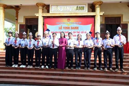 Các đồng chí lãnh đạo xã Mỏ Cày trao thưởng cho học sinh đoạt giải cấp tỉnh