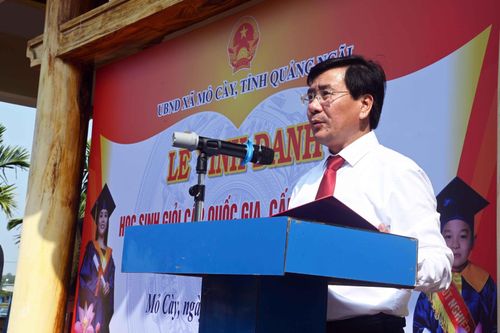 Ông Võ Việt Cường, Phó Chủ tịch UBND xã Mỏ Cày phát biểu tại buổi lễ 