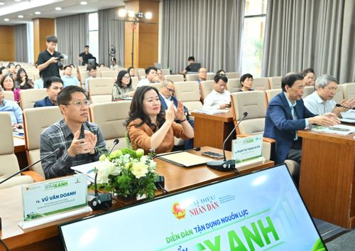 Tổng Biên tập Báo Đại biểu nhân dân Phạm Thị Thanh Huyền và các đại biểu tham dự diễn đàn