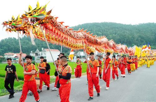 Đi đầu đoàn rước nước là đội lân và đội rồng. Ảnh: Tuấn Anh.