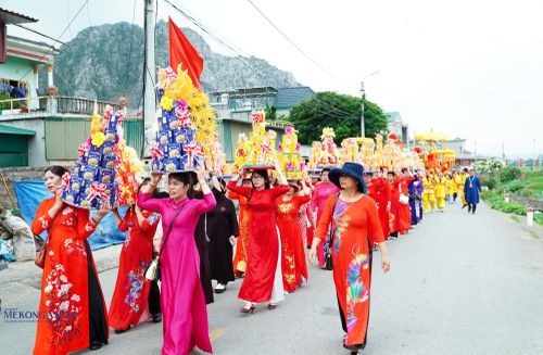 Đội hoa, lễ phẩm. Ảnh: Tuấn Anh.