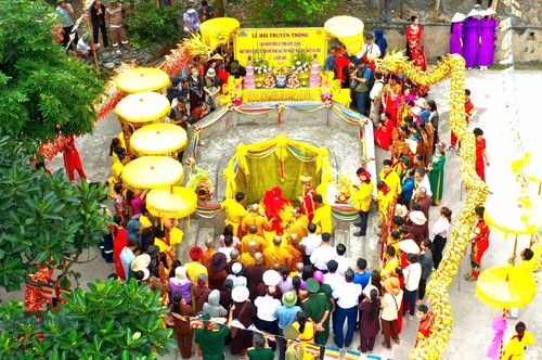 Nghi lễ được tổ chức trang trọng, với sự chứng kiến của đông đảo người dân và du khách. Ảnh: Tuấn Anh.