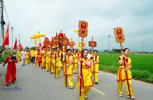Đội chiêng, trống, bát âm, bát bửu, chấp kích… Ảnh: Tuấn Anh.