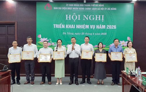 Phó chủ tịch thường trực UBND TP. Đà Nẵng Hồ Kỳ Minh (giữa) trao Bằng khen của cho các tập thể, cá nhân có thành tích xuất sắc trong thực hiện hoạt động tín dụng chính sách xã hội