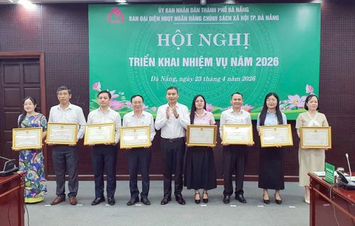 Phó chủ tịch thường trực UBND TP. Đà Nẵng Hồ Kỳ Minh (giữa) trao Bằng khen của cho các tập thể, cá nhân có thành tích xuất sắc trong thực hiện hoạt động tín dụng chính sách xã hội