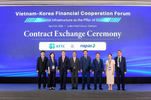 Các đại biểu của NHNN, Ủy ban Tài chính Hàn Quốc, KFTC và NAPAS chụp ảnh lưu niệm