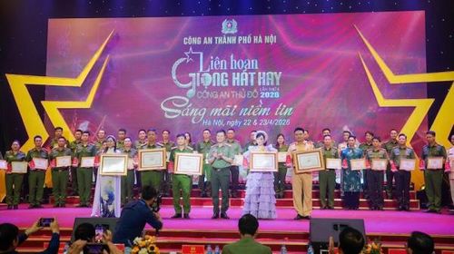 Đại tá Nguyễn Ngọc Quyền, Phó giám đốc Công an TP Hà Nội trao giải A cho các tác phẩm đạt giải.