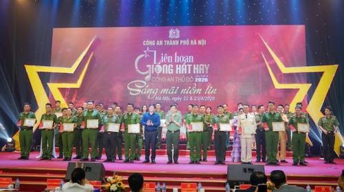 Ban tổ chức trao kỷ niệm chương, Giấy chứng nhận và tiền thưởng cho 12 tiết mục đạt giải C.