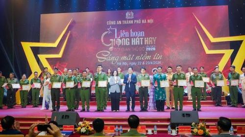 Ban Tổ chức trao giải B cho các tác phẩm đạt giải. 