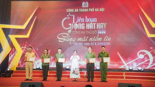 Ban Tổ chức trao kỷ niệm chương và giấy chứng nhận cho các tiết mục đạt giải chuyên đề.