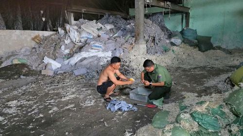 Cơ quan chức năng kiểm tra, thu giữ mẫu chất thải để phục vụ giám định, điều tra