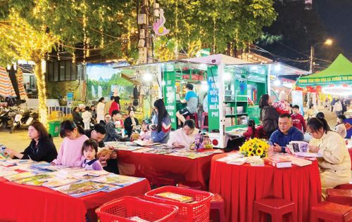 Xe thư viện lưu động phục vụ bạn đọc tại Phố đi bộ Kim Đồng, phường Thục Phán.