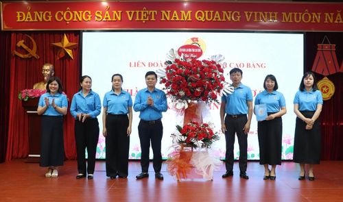 Đồng chí Bế Đăng Khoa, Tỉnh ủy viên, Phó Chủ tịch Ủy ban MTTQ Việt Nam tỉnh, Chủ tịch Liên đoàn Lao động tỉnh chúc mừng Ban Chấp hành Công đoàn cơ sở Bảo hiểm xã hội tỉnh nhiệm kỳ 2026 - 2030.