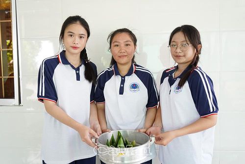 Thành phẩm bánh ít của em Trương Phương Nhã (bìa phải) và các bạn.